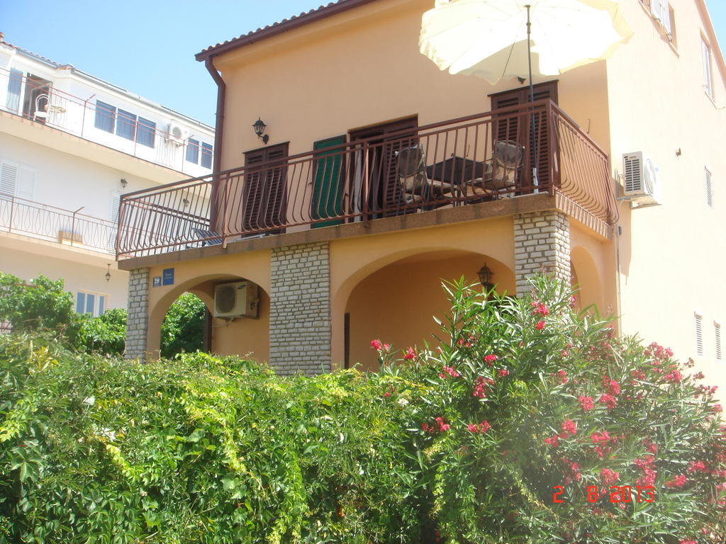 Apartments Renata Примоштен Екстер'єр фото