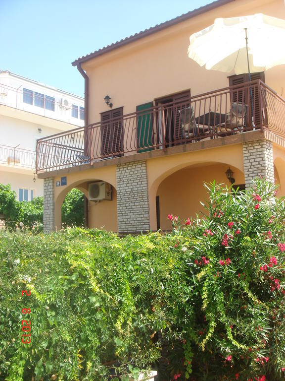 Apartments Renata Примоштен Екстер'єр фото